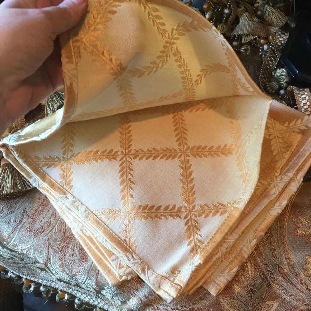DIAMOND GOLD Dinner Napkins! - Picture 5 of 12